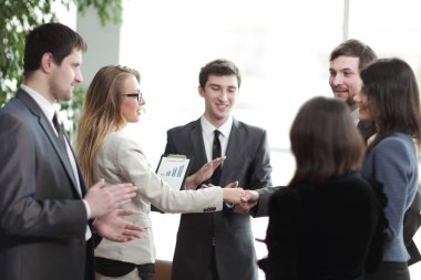 up.Handshake iş ortakları ve alkışlar iş takım kapatın.