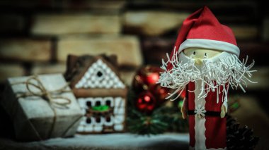 Noel hediyesi, zencefilli kurabiye evi, oyuncak Noel Baba..