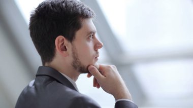 yakın çekim. Onun ofis pencereden bakarak işadamı