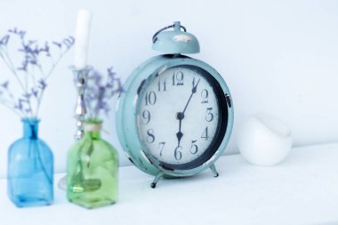 yakın up.vintage saat ve şöminenin üzerinde çiçek vazo