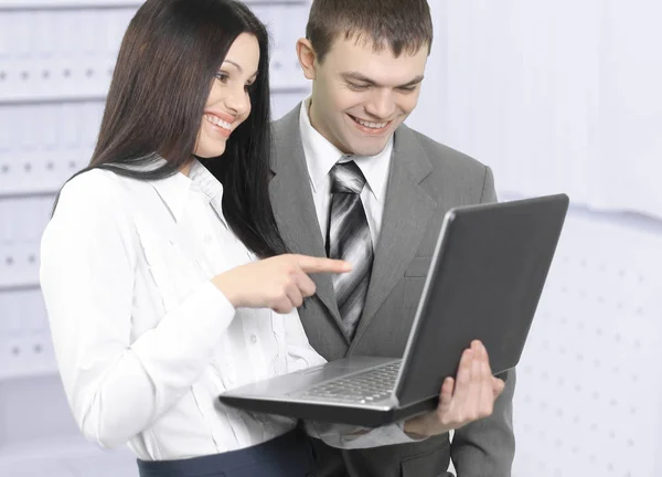 Medarbetare som kommunicerar på Internet via laptop. — Stockfoto