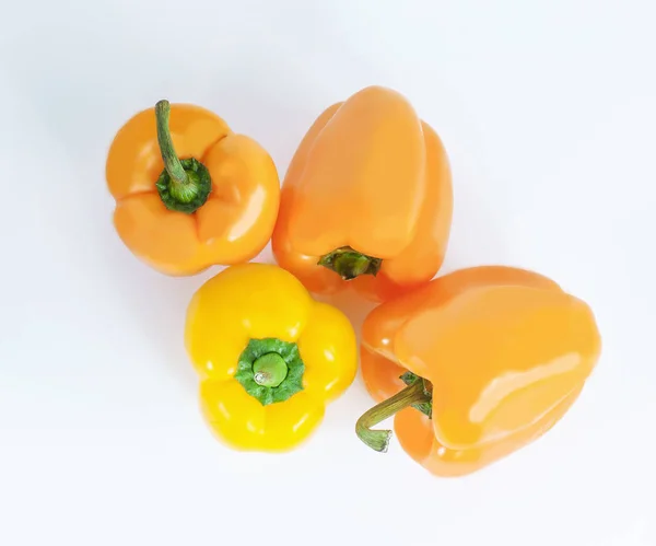 Peperone giallo e rosso isolato su fondo bianco — Foto Stock