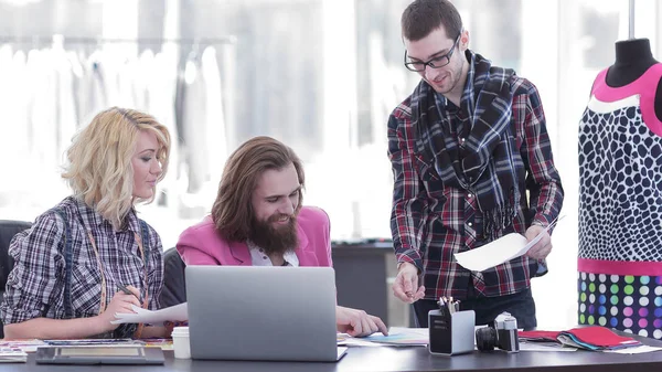 Equipo de diseñadores discutiendo nuevas ideas en el estudio — Foto de Stock