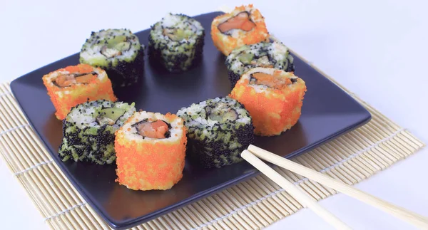 Sushi seti - Maki sushi ve chopsticks bir b farklı — Stok fotoğraf