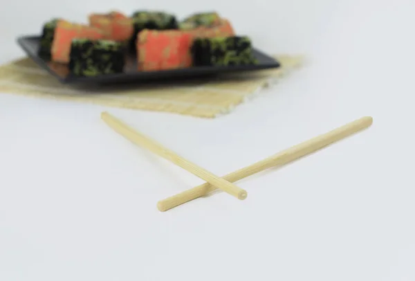 검은 접시 위에 다양 한 종류의 마키 초밥 — 스톡 사진
