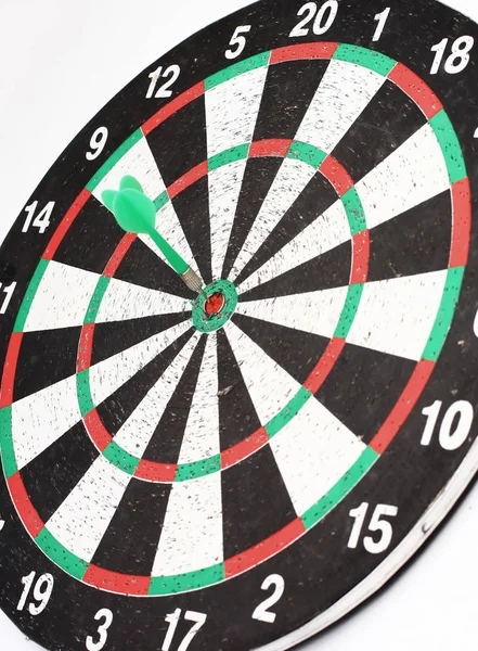 Strzałki dart uderzenie centrum cel dart Board — Zdjęcie stockowe