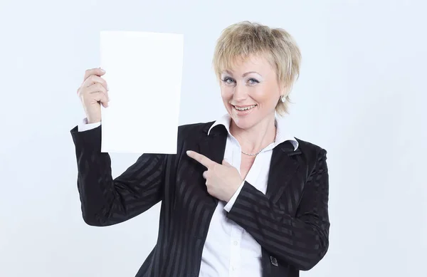 Primer plano. sonriente mujer de negocios mostrando hoja en blanco . — Foto de Stock