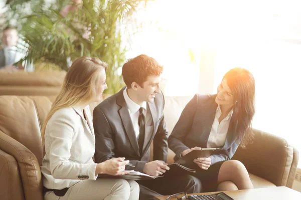 Group business människor diskutera dokumentet i Bank hallen. — Stockfoto