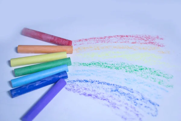 Kinder Buntstifte zum Zeichnen. Isoliert auf weißem Hintergrund — Stockfoto