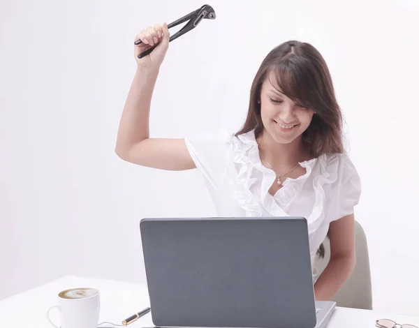 Jonge zakenvrouw met een tang, stakingsrecht op de laptop. — Stockfoto