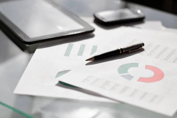 Grafieken van financiële documenten en grafieken op tafel — Stockfoto