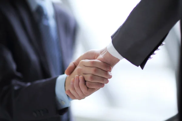 Stäng up.business handslag på suddig office bakgrund — Stockfoto