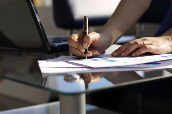 Närbild. affärskvinna planer finansiella kostnader i företaget — Stockfoto