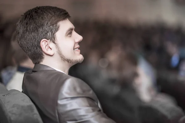 Närbild av en ung framgångsrik affärsman på en företagskonferens, sitter i konferensrummet — Stockfoto