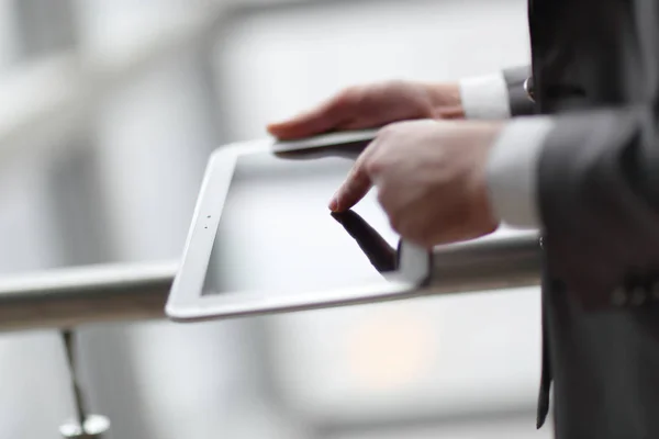 Sluit up.businessman te typen op een digitale tablet — Stockfoto