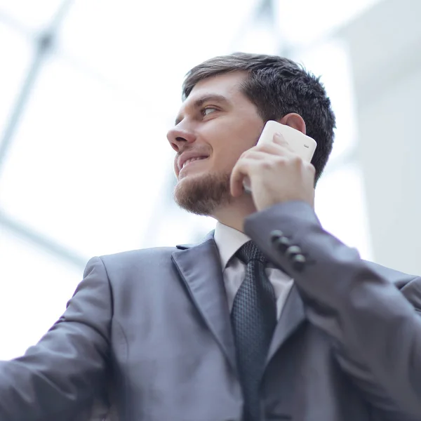 Cerrar up.smiling hombre de negocios hablando en el teléfono móvil — Foto de Stock