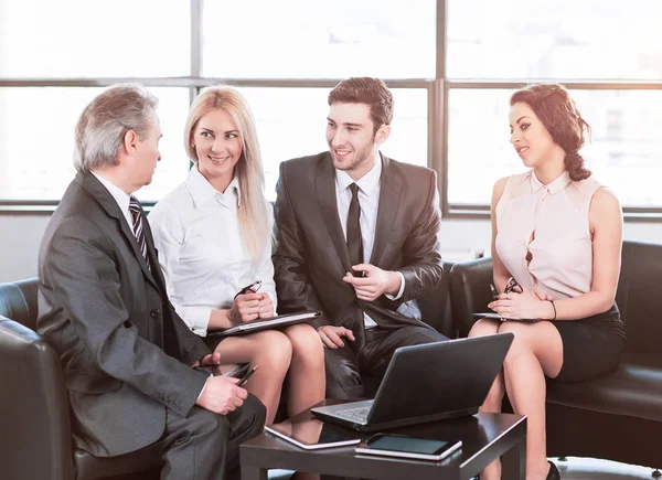 Группа бизнесменов, обсуждающих политику компании в офисе . — стоковое фото