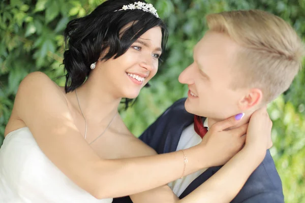 Retrato de noiva feliz e groom.the conceito de amor — Fotografia de Stock
