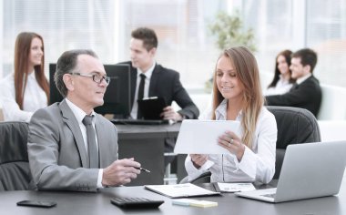 Finansal verilerle çalışmak için dijital tablet kullanarak çalışanlar