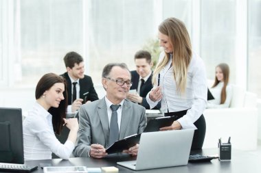 iş takım finansal veriler başkanı ile tartışıyor.