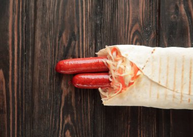 Pide üzerinde kopya alanı ile ahşap background.photo içinde ihale sosis