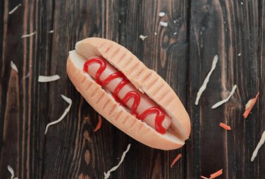 ahşap background.photo kopya alanı ile sosisli ve lahana dilimleri