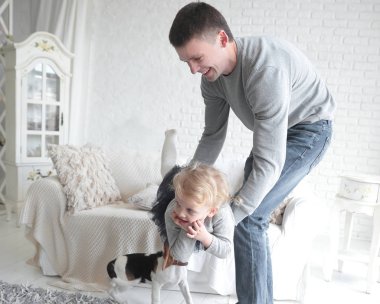 Baba küçük kızı ferah bir oturma odası ile oynarken