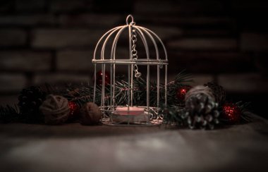 Noel arkaplanı. Noel mumu ve Noel ağacı süsü.