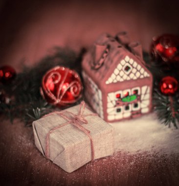 Zencefilli kurabiye evinin arka planında Noel hediyesi