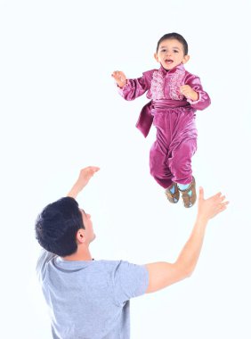 bir çingene kostüm giyinmiş oğlu ile oynarken mutlu baba