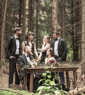 Gelin ve damat ormanda düğün töreninde