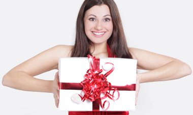 portre. Ona bir hediye öpüşme mutlu güzel kadın.