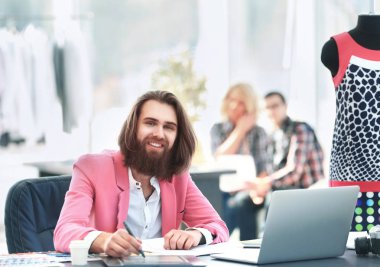 Modern tasarımcı ve ekibi yeni kıyafet koleksiyonu için kumaşı seçtiler.