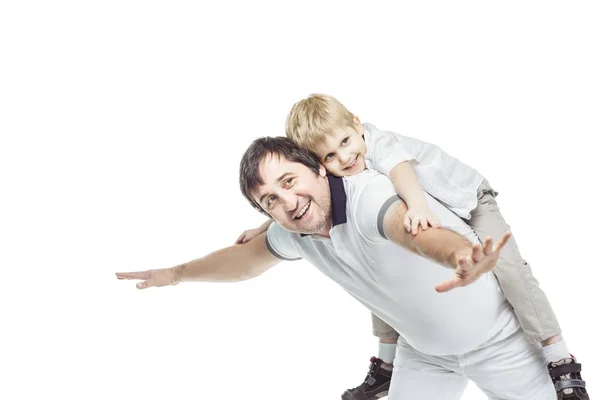 Concepto de la felicidad de los niños: padre feliz jugando con su hijo de cinco años —  Fotos de Stock