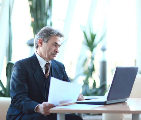 Empresário que trabalha com documentos de negócios sentados em sua mesa . — Fotografia de Stock