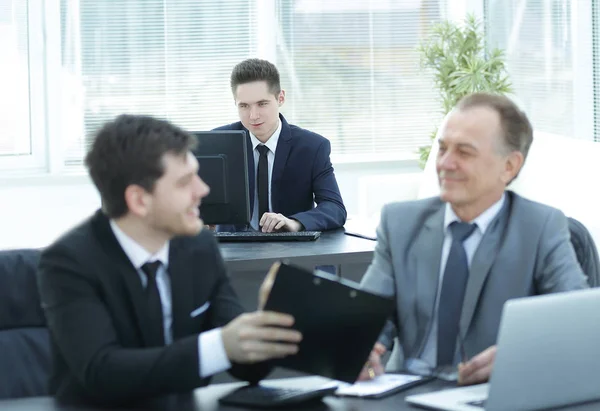 Werkgever en werknemer bespreken het document achter het Bureau in het kantoor. — Stockfoto