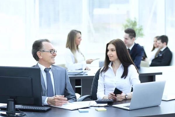 Empresario analizando gráficos de inversión, presupuesto e ingresos en su lugar de trabajo — Foto de Stock