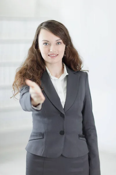 Amigável mulher de negócios esticando a mão para aperto de mão  . — Fotografia de Stock