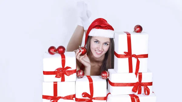 Hermosa joven en traje de Navidad con una pila de Christm — Foto de Stock