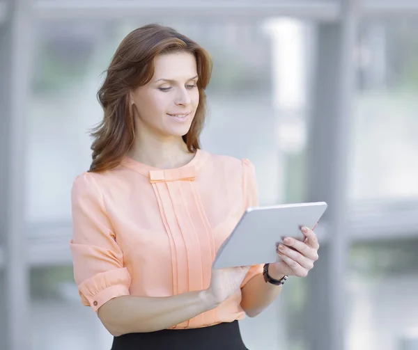 Moderne zakenvrouw typen van tekst op een digitale tablet. — Stockfoto