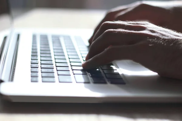 De cerca. texto de escritura masculina en el teclado portátil — Foto de Stock