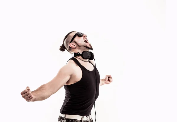 DJ emocional e carismático - rapper em fones de ouvido leva o ra — Fotografia de Stock