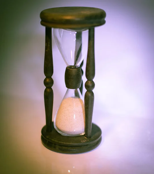 Hourglass on dark background.the concept of time — Stock Photo, Image