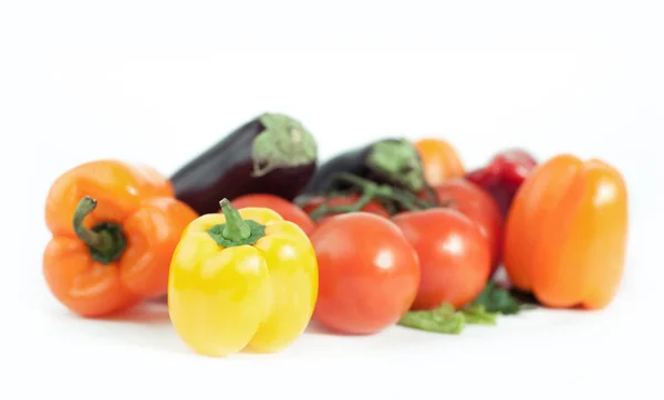 Nahaufnahme von frischem Gemüse. Isoliert auf weißem Hintergrund — Stockfoto