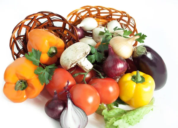 Cogumelos e uma variedade de legumes frescos em uma cesta de vime. — Fotografia de Stock