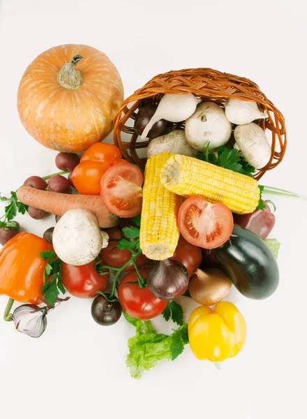 Closeup.a variedad de maíz y verduras frescas.aislado en un whi — Foto de Stock
