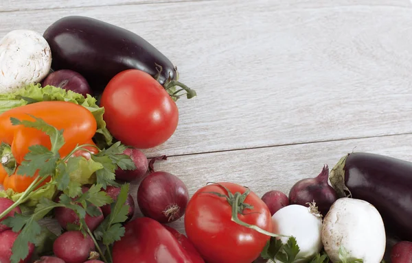 Marco hecho de verduras sobre fondo de madera . — Foto de Stock