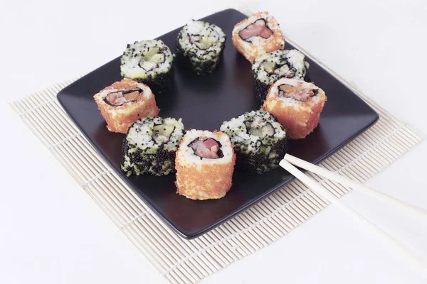 Sushi seti - Maki sushi ve chopsticks bir b farklı — Stok fotoğraf