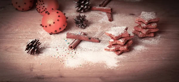 Mesa de Natal. imagem de fundo de paus de canela, laranjas e — Fotografia de Stock