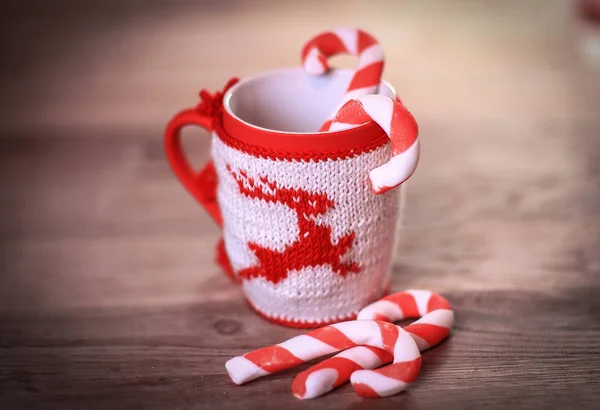 Taza de Navidad y vela sobre fondo de madera — Foto de Stock